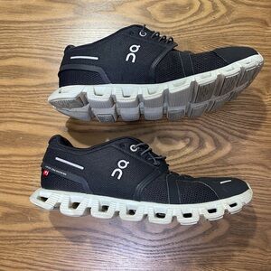 On Cloud Women’s Size 8 Shoes